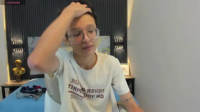 SantiagoRusso18 online show from 10/30/25, 12:17