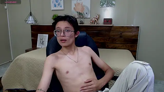 SantiagoRusso18 online show from 12/03/25, 08:18