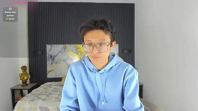 SantiagoRusso18 online show from 12/04/25, 08:23