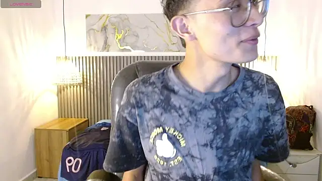 SantiagoRusso18 online show from 02/04/26, 12:33