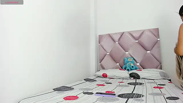 SaraNixx online show from 12/20/25, 12:40