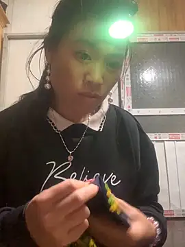 tuyetnhi-00 online show from 11/13/25, 12:48