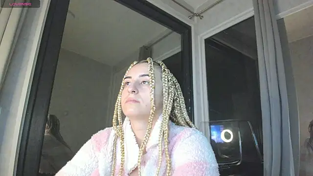 Ella Vee online show from 10/22/25, 02:34