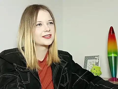 Snapshot of LydiaYoung chatting on 10/09/25, 06:17 LydiaYoung online show from 10/09/25, 06:17