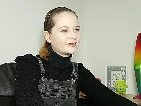 Snapshot of LydiaYoung chatting on 10/16/25, 06:09 LydiaYoung online show from 10/16/25, 06:09