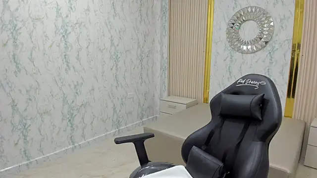 Snapshot of KatyBlondee chatting on 11/17/25, 03:12 KatyBlondee online show from 11/17/25, 03:12