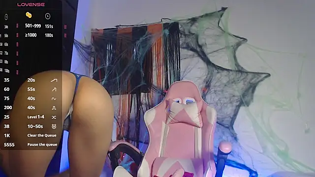 Snapshot of Aprill18_ chatting on 10/28/25, 01:03 Aprill18 online show from 10/28/25, 01:03