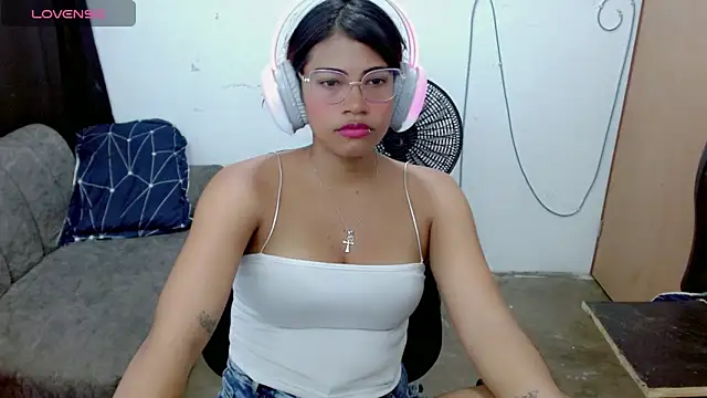 Snapshot of Dulce2415 chatting on 03/18/26, 12:47 Dulce2415 online show from 03/18/26, 12:47