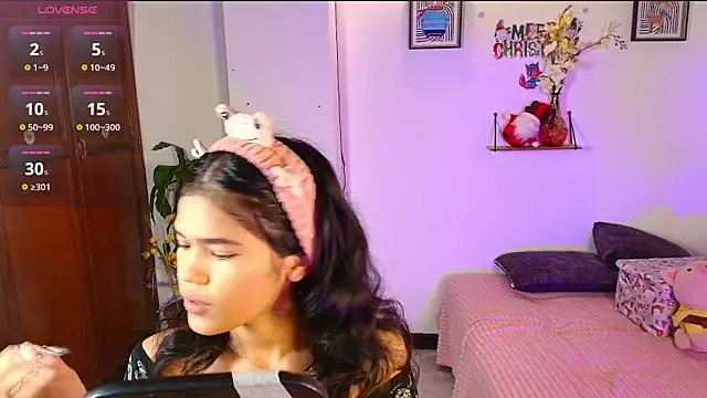 emycarver09 online show from 11/24/25, 11:43