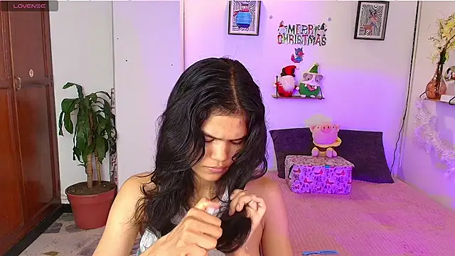 emycarver09 online show from 12/05/25, 11:52