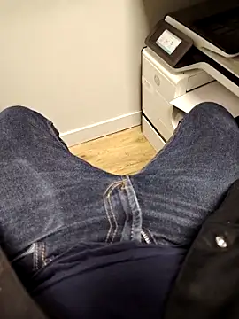 Snapshot of Alberto2840 chatting on 10/30/25, 03:13 Alberto2840 online show from 10/30/25, 03:13