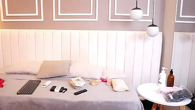 Tayler Kim online show from 11/30/25, 04:33