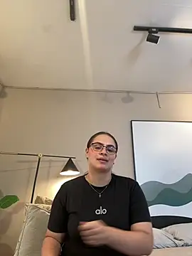 Snapshot of Tayler_Kim chatting on 02/15/26, 06:26 Tayler Kim online show from 02/15/26, 06:26