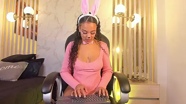 Snapshot of Melaniegh_ chatting on 10/17/25, 11:24 Melaniegh  online show from 10/17/25, 11:24