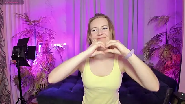 Snapshot of MeggySun chatting on 10/21/25, 02:29 MeggySun online show from 10/21/25, 02:29