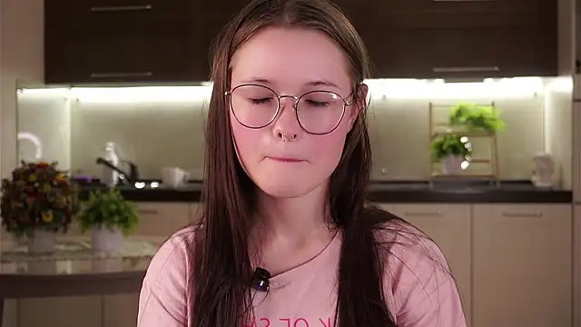 LynHillaire online show from 09/10/25, 11:10