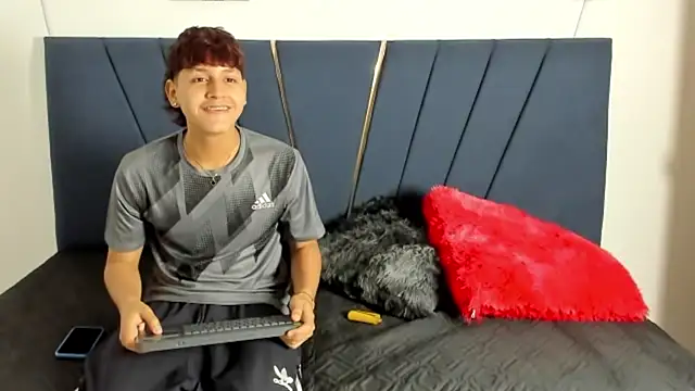 Snapshot of zeusapollofuck chatting on 09/12/25, 09:59 zeusapollofuck online show from 09/12/25, 09:59