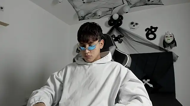 Snapshot of zeusapollofuck chatting on 10/16/25, 10:11 zeusapollofuck online show from 10/16/25, 10:11