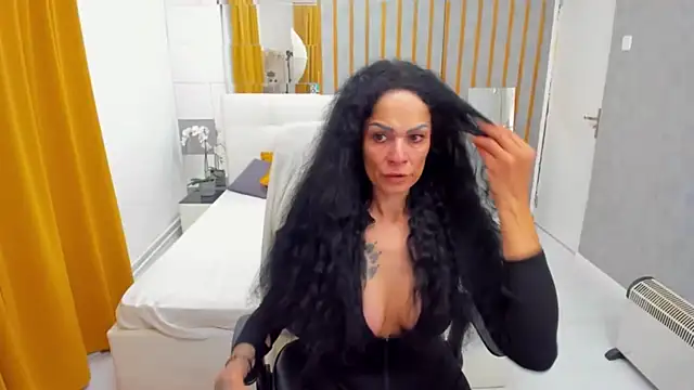 Snapshot of MarbellaRyder chatting on 11/12/25, 12:05 MarbellaRyder online show from 11/12/25, 12:05