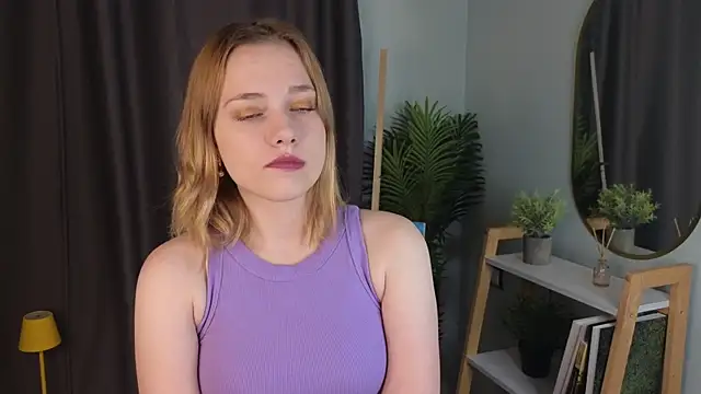 HollieCollelo online show from 10/22/25, 03:18