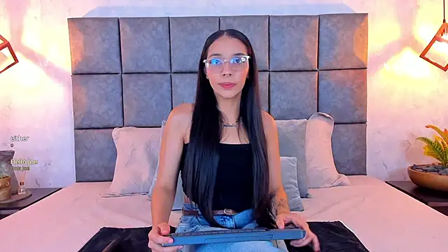 Snapshot of Roseaurora chatting on 04/17/26, 11:13 Roseaurora online show from 04/17/26, 11:13