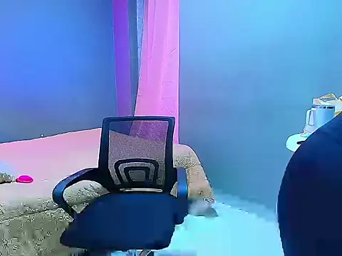 Snapshot of sophiejuicy_ chatting on 09/28/25, 05:02 sophiejuicy online show from 09/28/25, 05:02