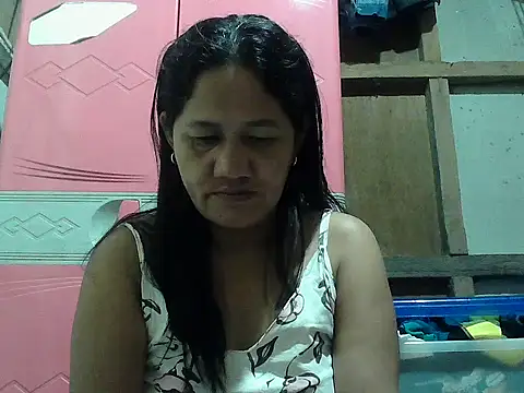 Snapshot of hotmama_063 chatting on 10/15/25, 08:42 hotmama 063 online show from 10/15/25, 08:42
