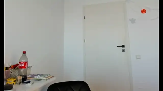 crystalxx18 online show from 10/17/25, 09:34