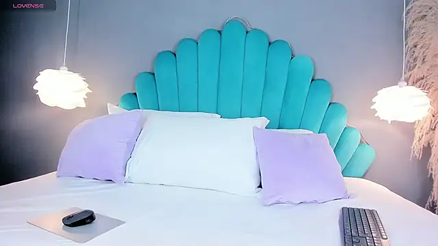 VanessaLogan online show from 10/21/25, 11:16