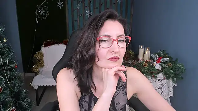 Snapshot of UnaTerra chatting on 12/19/25, 09:27 UnaTerra online show from 12/19/25, 09:27