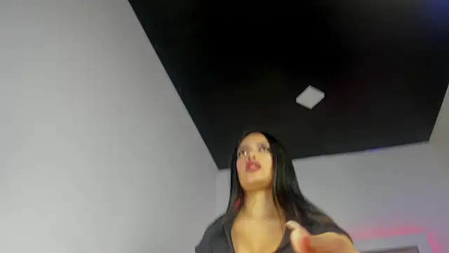 Snapshot of Miss__pretty chatting on 12/16/25, 03:33 Miss pretty online show from 12/16/25, 03:33