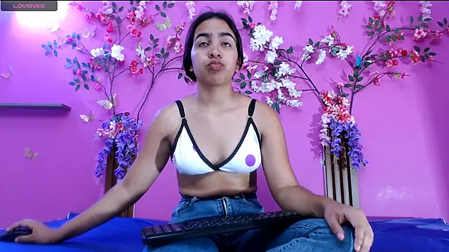skinnysofia18 online show from 06/22/26, 02:14