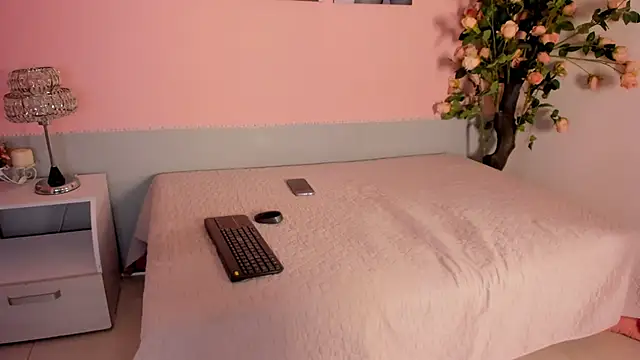 Stefany gonzales  online show from 11/24/25, 11:21