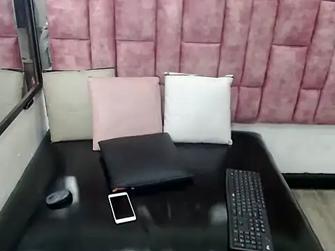 Penelopee Rouse online show from 10/27/25, 08:13