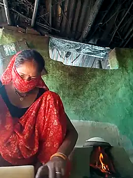 Snapshot of CUTE-004 chatting on 12/23/25, 06:44 CUTE-004 online show from 12/23/25, 06:44