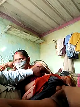 Snapshot of CUTE-004 chatting on 02/13/26, 10:33 CUTE-004 online show from 02/13/26, 10:33