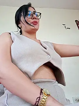 Snapshot of Monse--145 chatting on 11/16/25, 09:42 Monse--145 online show from 11/16/25, 09:42