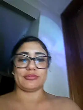 Snapshot of Monse--145 chatting on 11/25/25, 03:39 Monse--145 online show from 11/25/25, 03:39