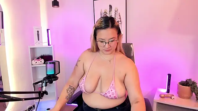 hollie joliie online show from 03/03/26, 12:33