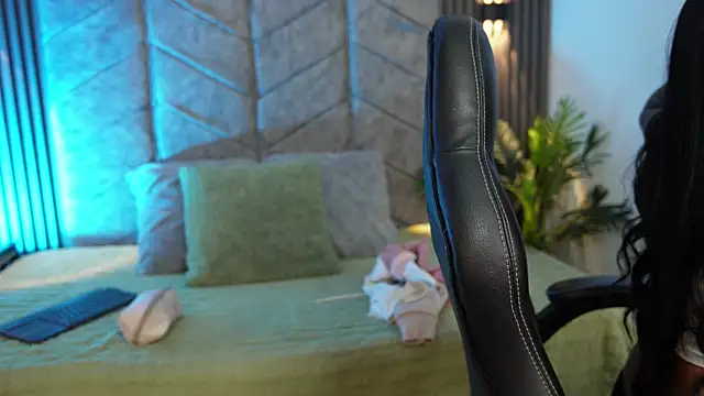 Snapshot of 1Anya chatting on 10/10/25, 07:35 1Anya online show from 10/10/25, 07:35