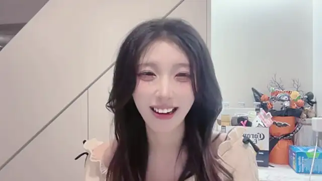 ZhaoZhao-ZM online show from 12/17/25, 01:50