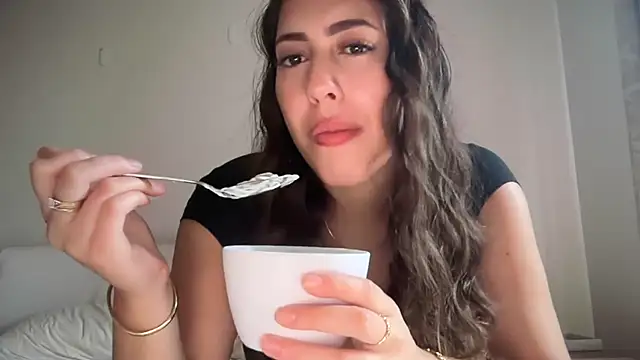 Snapshot of sieeena chatting on 03/04/26, 08:59 sieeena online show from 03/04/26, 08:59