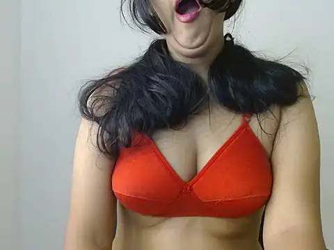 Snapshot of priya_022 chatting on 10/01/25, 03:45 priya 022 online show from 10/01/25, 03:45