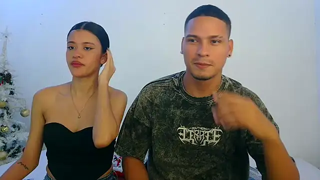 Snapshot of Sexy777Couple chatting on 01/06/26, 02:15 Sexy777Couple online show from 01/06/26, 02:15