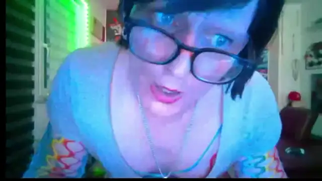 Snapshot of hellgirl1980 chatting on 05/08/26, 07:52 hellgirl1980 online show from 05/08/26, 07:52