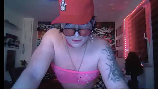 Snapshot of hellgirl1980 chatting on 05/18/26, 12:29 hellgirl1980 online show from 05/18/26, 12:29