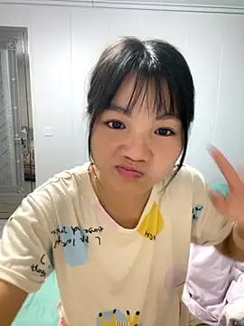 Emlyly-18 online show from 10/18/25, 04:04