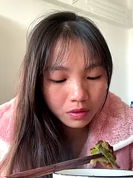 Emlyly-18 online show from 11/19/25, 12:43