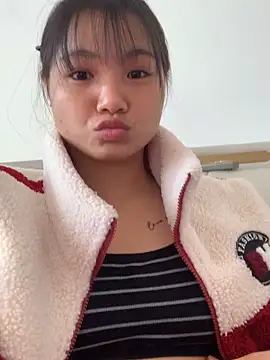 Emlyly-18 online show from 12/05/25, 06:00