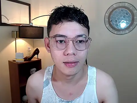 Snapshot of keirflorianxx chatting on 10/05/25, 02:32 keirflorianxx online show from 10/05/25, 02:32